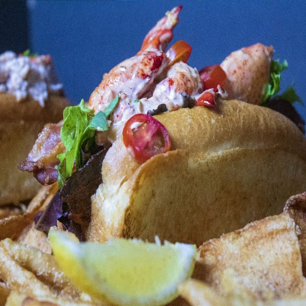 closeup-lobsterroll-(1)
